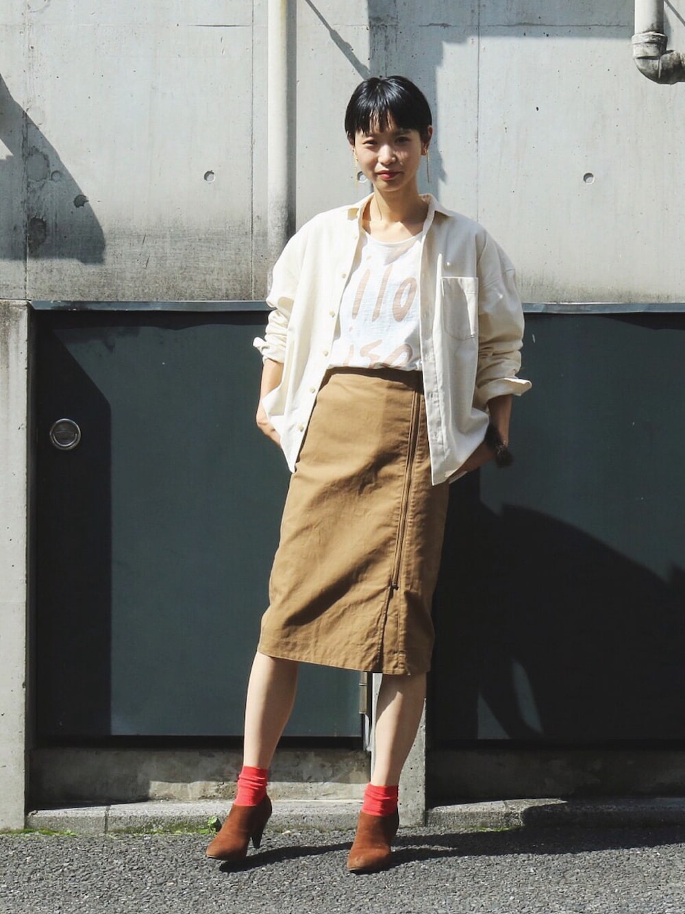 「秋コーデ、シンプルコーデ、ゆるコーデ、ラフ、ハイウエスト、コーデュロイ、シャツスタイル、ビックシャツ、星柄、ootd」｜「FIL DE FERのムラ糸サージ　サイドZIPスカート（スカート、ブラウン系）」を使った、watanabe.さん（レディース・163cm）の秋コーディネートの1枚目の写真