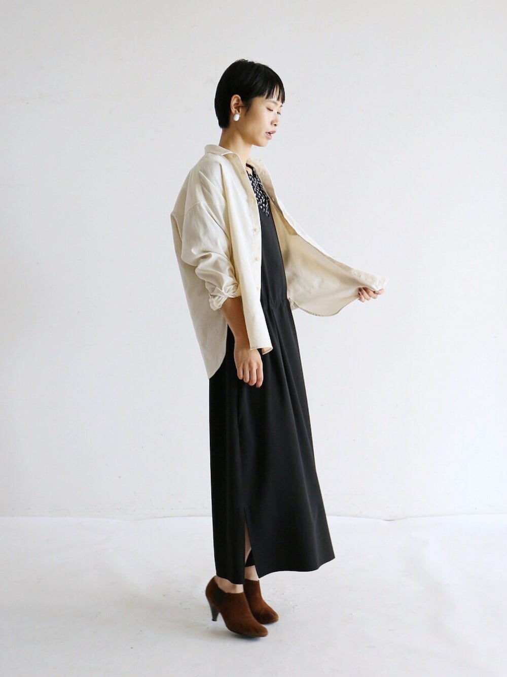 「オトナカジュアル、黒、モノトーン、星柄、ビックシルエット、エスニック、ootd、秋のコーデ、カジュアル、ショートブーツ」｜「FIL DE FERのストレッチジョーゼット　ローウエストワンピース（ワンピース、ブラック系）」を使った、watanabe.さん（レディース・163cm）の秋コーディネートの1枚目の写真