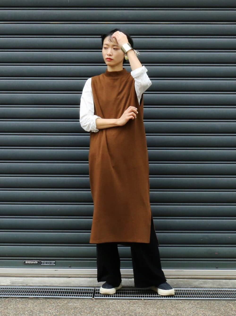 「休日スタイル、秋のコーデ、ootd、オトナカジュアル、ワンピーススタイル、ベロア、ベロアパンツ、スニーカーコーデ、ブラウン」｜「FIL DE FERのPE/RYスパン ハイネックロングワンピース（ワンピース、ブラウン系）」を使った、watanabe.さん（レディース・163cm）の秋コーディネートの1枚目の写真