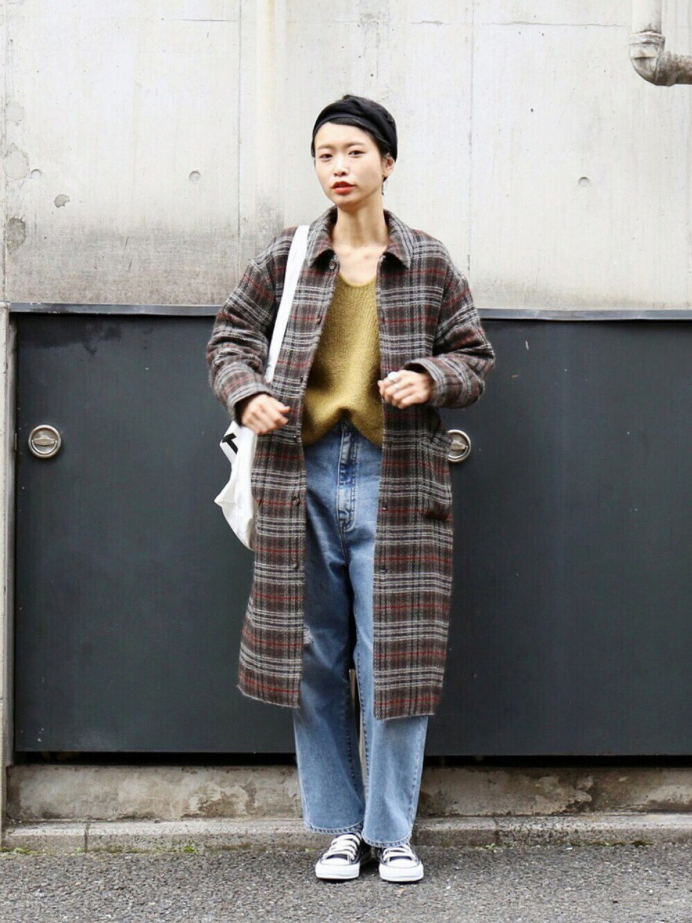 「秋のコーデ、ラフ、オトナカジュアル、denim、ダメージデニムパンツ、マスタード、Vネック、モヘアニット、ロングコート、ootd」｜「FIL DE FERのビックチェック ステンロングコート（ステンカラーコート、ブラウン系）」を使った、watanabe.さん（レディース・163cm）の秋コーディネートの1枚目の写真