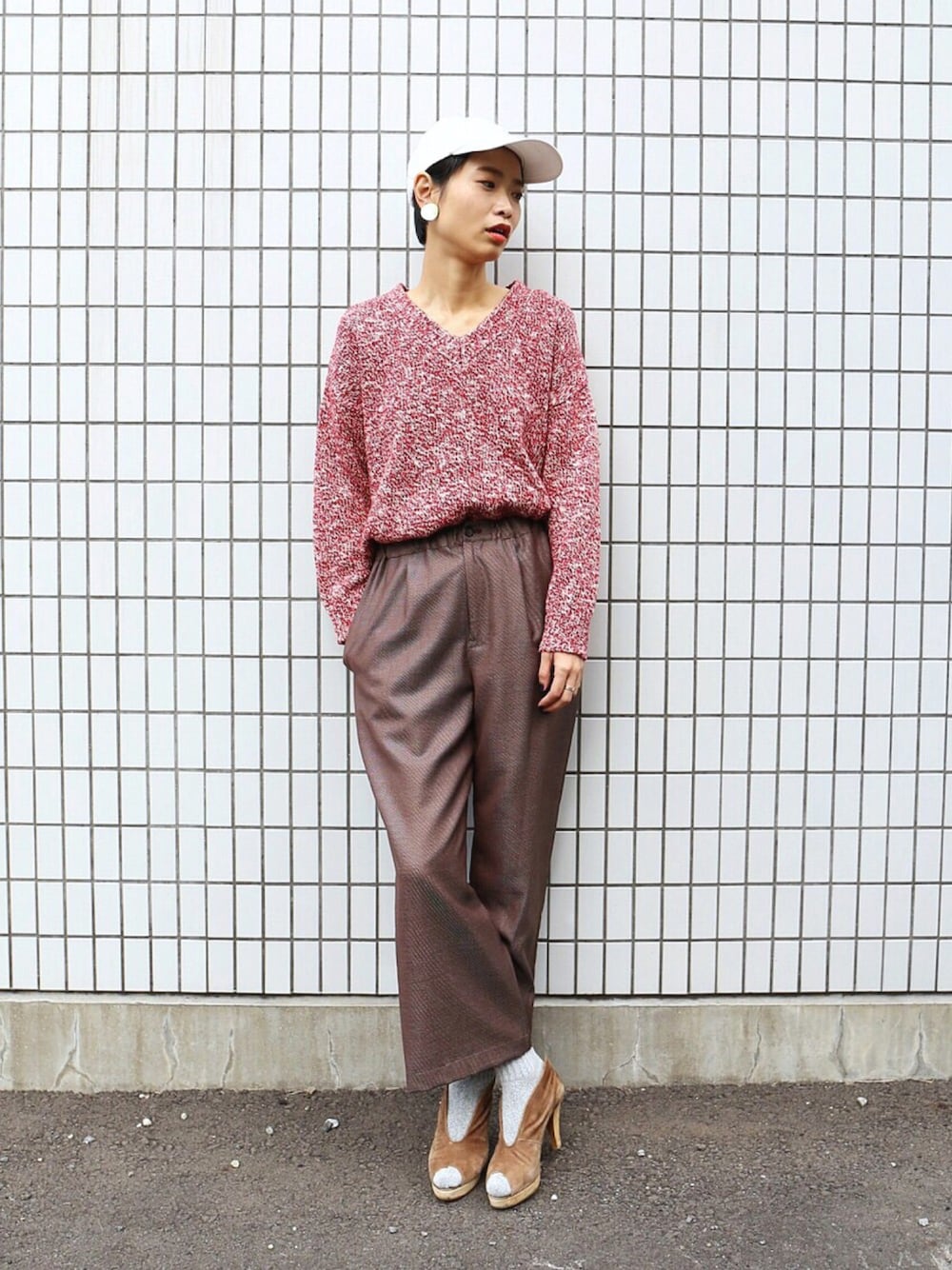 「秋冬コーデ、休日スタイル、キャップ、ブラウン、赤ニット、Vネック、ワイドパンツ、ootd」｜「rapiecageのラフサークル プレートピアス（ピアス（両耳用）、ゴールド系）」を使った、watanabe.さん（レディース・163cm）の秋コーディネートの1枚目の写真