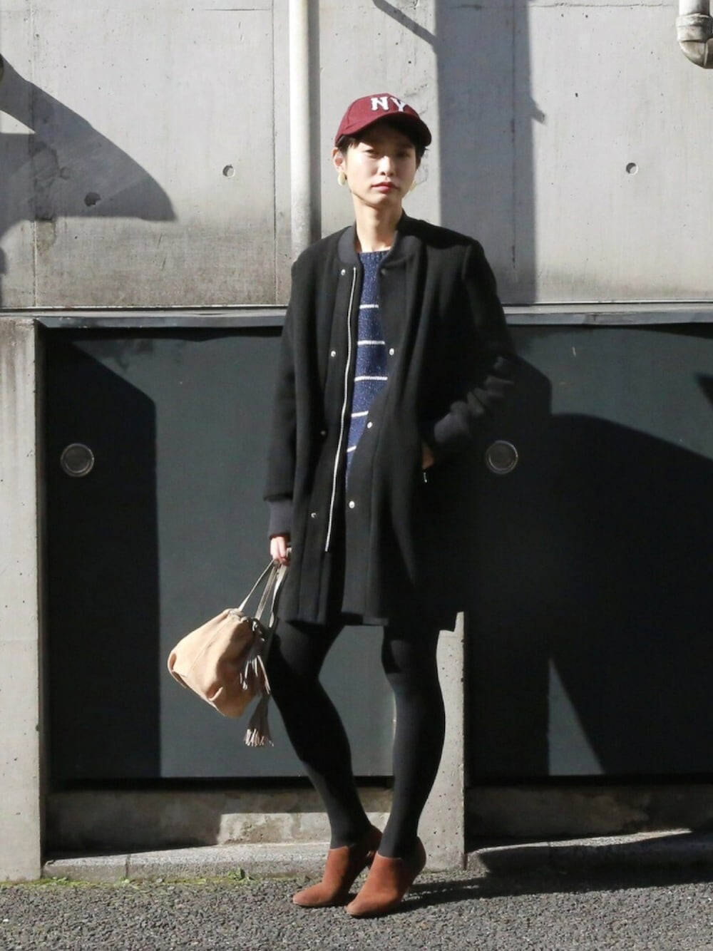 「カジュアルコーデ、冬、黒、コート、メンズライク、キャップ、スタジャン、ミニスカート、巾着バッグ、ootd」｜「rapiecageのラフサークル プレートピアス（ピアス（両耳用）、ゴールド系）」を使った、watanabe.さん（レディース・163cm）の冬コーディネートの1枚目の写真