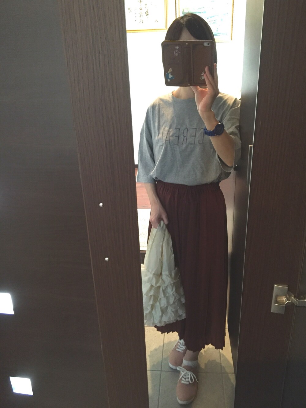 グレー系のTシャツ/カットソー、ホワイト系のエコバッグ/サブバッグ、ピンク系のシューズを着用したレディースの夏コーディネートの1枚目の写真