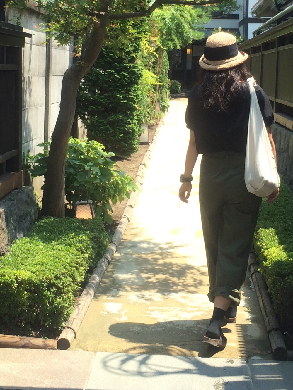 「鎌倉、シンプル、ナツヤスミ」｜「GUの（GU）ワイドアンクルパンツＡ（パンツ、グリーン系）」を使った、めぐめいさん（レディース・165cm）の秋コーディネートの1枚目の写真