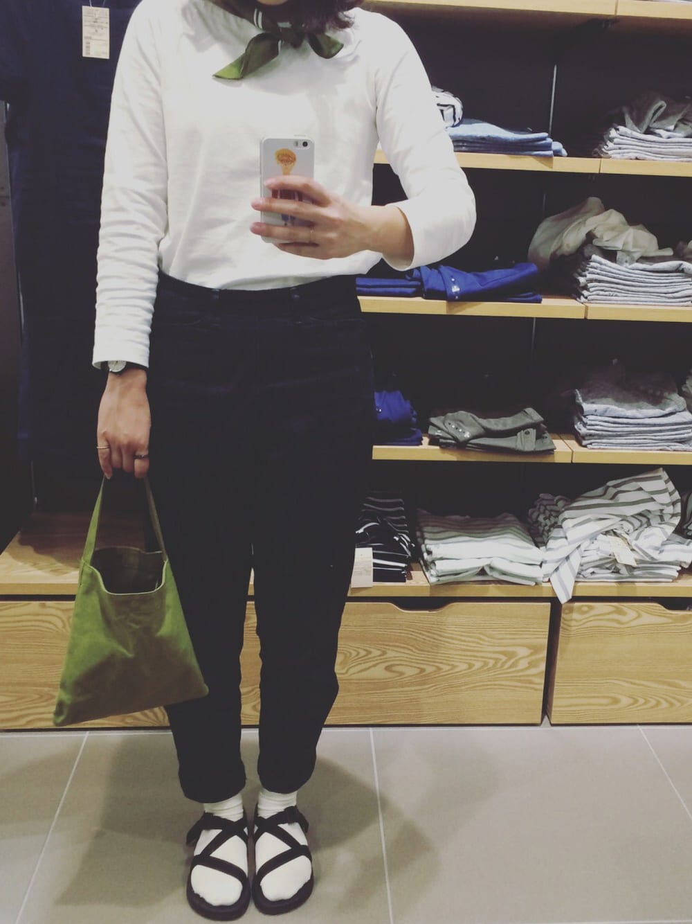 「URBAN RESEARCH DOORS WOMENSのアイテム（デニムパンツ、ブルー系）」を使った、めぐめいさん（レディース・165cm）の夏コーディネートの1枚目の写真