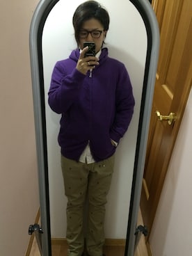 「白シャツ×ニット」｜「アイテム（財布/小物）」を使った、オクシンさん（メンズ・170cm）の冬コーディネート