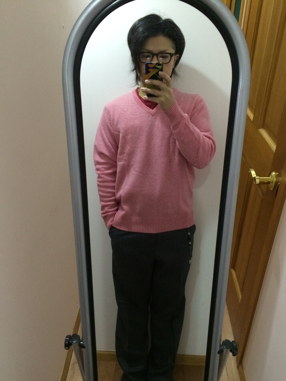 「Vネックニット、UNIQLO、ヘッドポータープラス、uniform experiment、Dr.Martens、SOPHNET.」｜「SOPHNET.のSOPH（メガネ、ブラック系）」を使った、オクシンさん（メンズ・170cm）の冬コーディネートの1枚目の写真