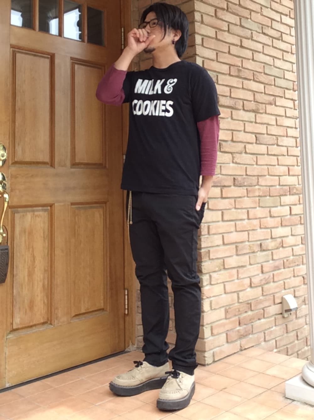 「ダテメガネ、UNIQLO、ラバーソール、rock、ナンバーナイン(NUMBER (N)INE)」｜「n(n) BY NUMBER (N)INEのナンバーナイン（Tシャツ/カットソー、ブラック系）」を使った、オクシンさん（メンズ・170cm）の春コーディネートの1枚目の写真