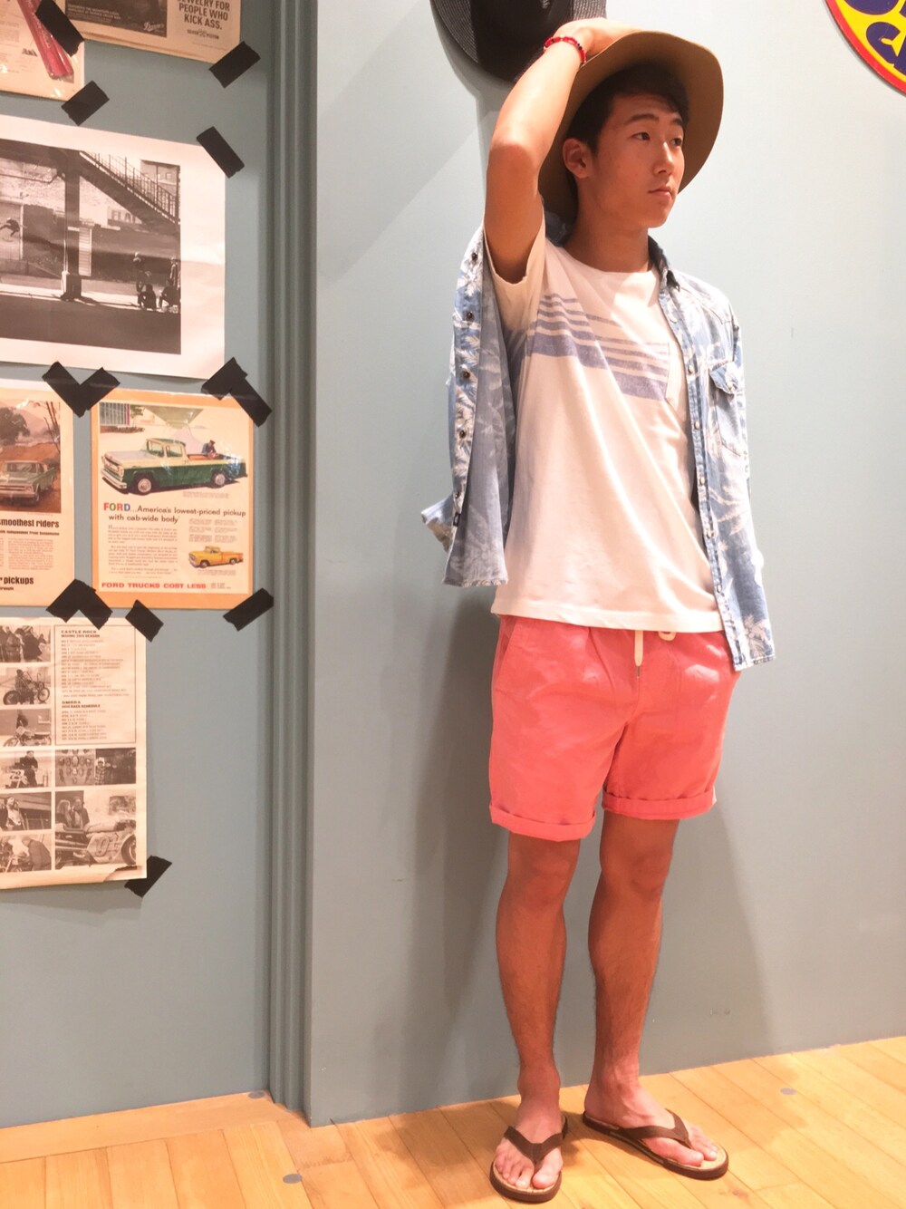 「夏コーデ、ハーフパンツ、BAYFLOW(BAYFLOW)、UGG、サンダル、サーフ」｜「BAYFLOWのBAYFLOW／ジャガードネイティブガラショートパンツ（その他パンツ、ピンク系）」を使った、おおもりさん（メンズ・169cm）の春コーディネートの1枚目の写真