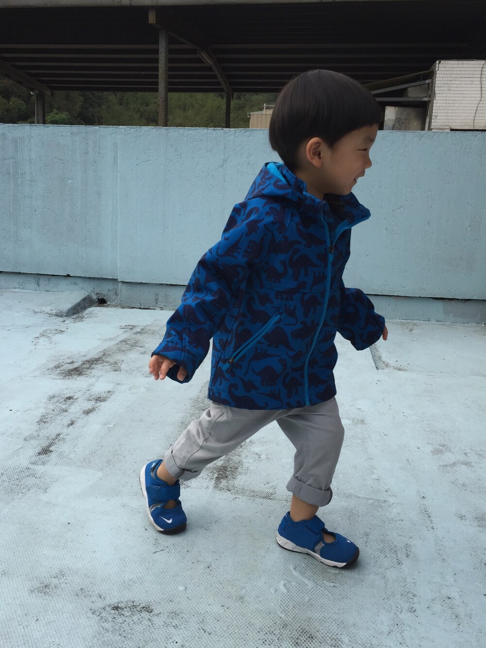 「NIKE、H&M、GAPbaby、running、Sunnyday」｜「H&Mのアイテム（スタジャン、ブルー系）」を使った、Oscarさん（キッズ・90cm）の春コーディネートの1枚目の写真
