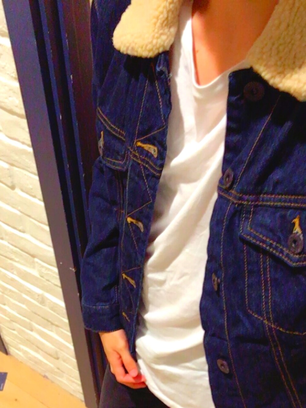 ブルー系のデニムジャケット、ホワイト系のTシャツ/カットソー、ブラック系のその他パンツを着用したメンズの秋コーディネートの1枚目の写真