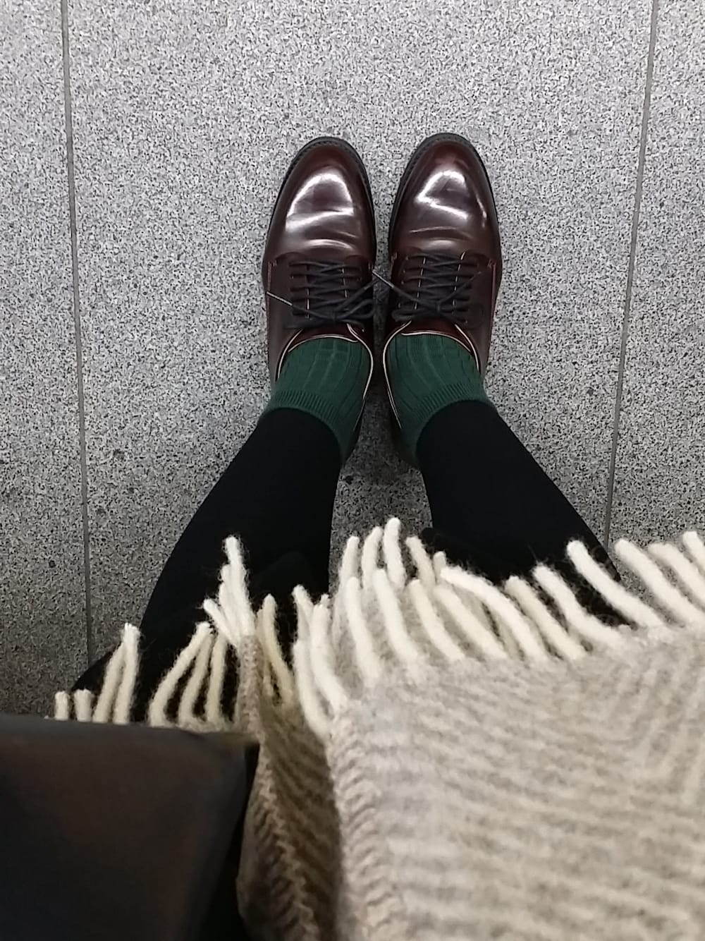 「ウール、レースアップシューズ、大判ストール」｜「アイテム（その他、その他）」を使った、あおいさん（レディース・159cm）の春コーディネートの1枚目の写真
