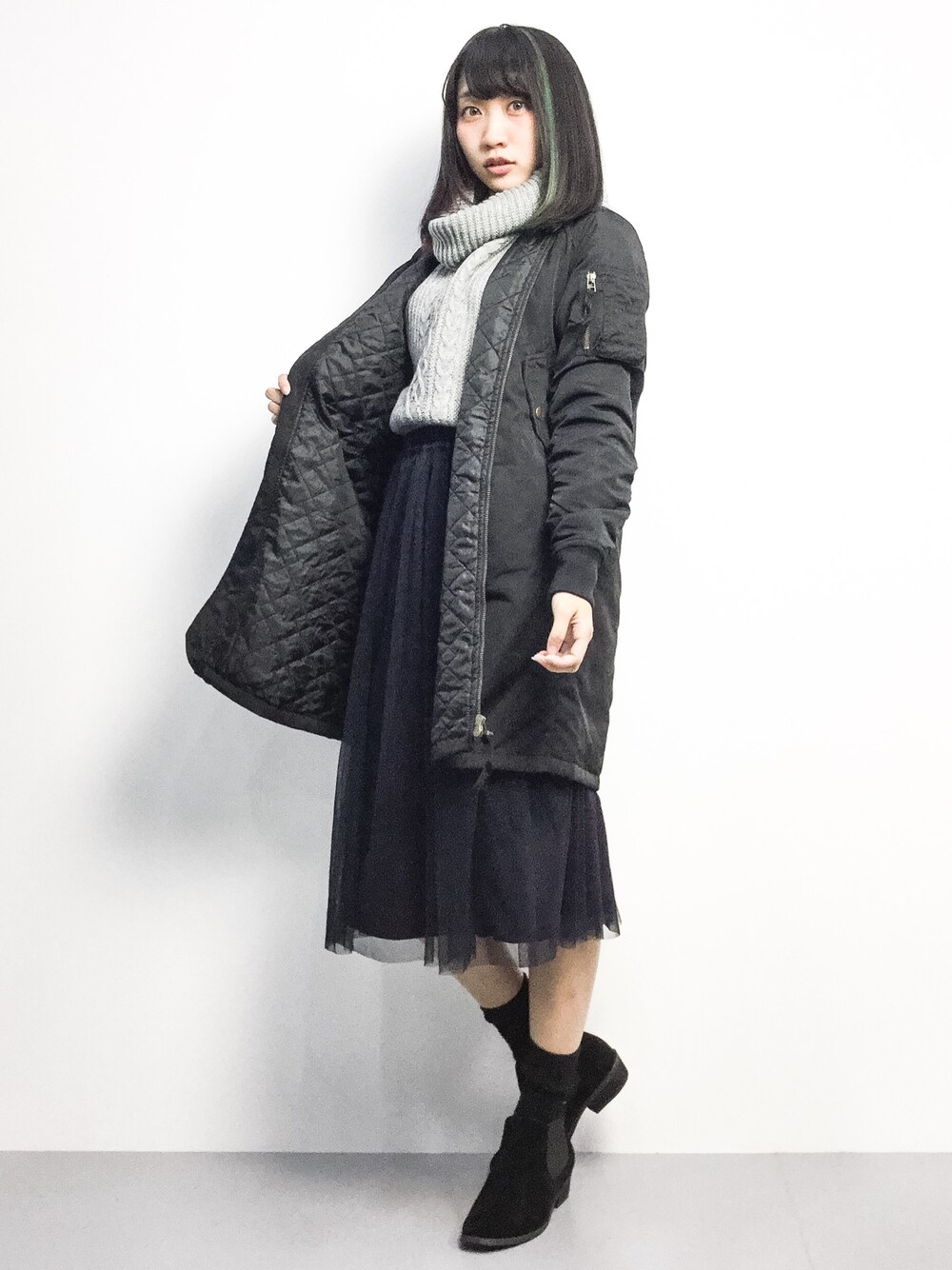 「ブーツ、ブラック、グレー、MA-1、ハイネック、チュールスカート、earth music&ecology、ローリーズファーム(LOWRYS FARM)」｜「LOWRYS FARMのロングMA-1　564600（MA-1、ブラック系）」を使った、椎名成美さん（レディース・160cm）の冬コーディネートの1枚目の写真