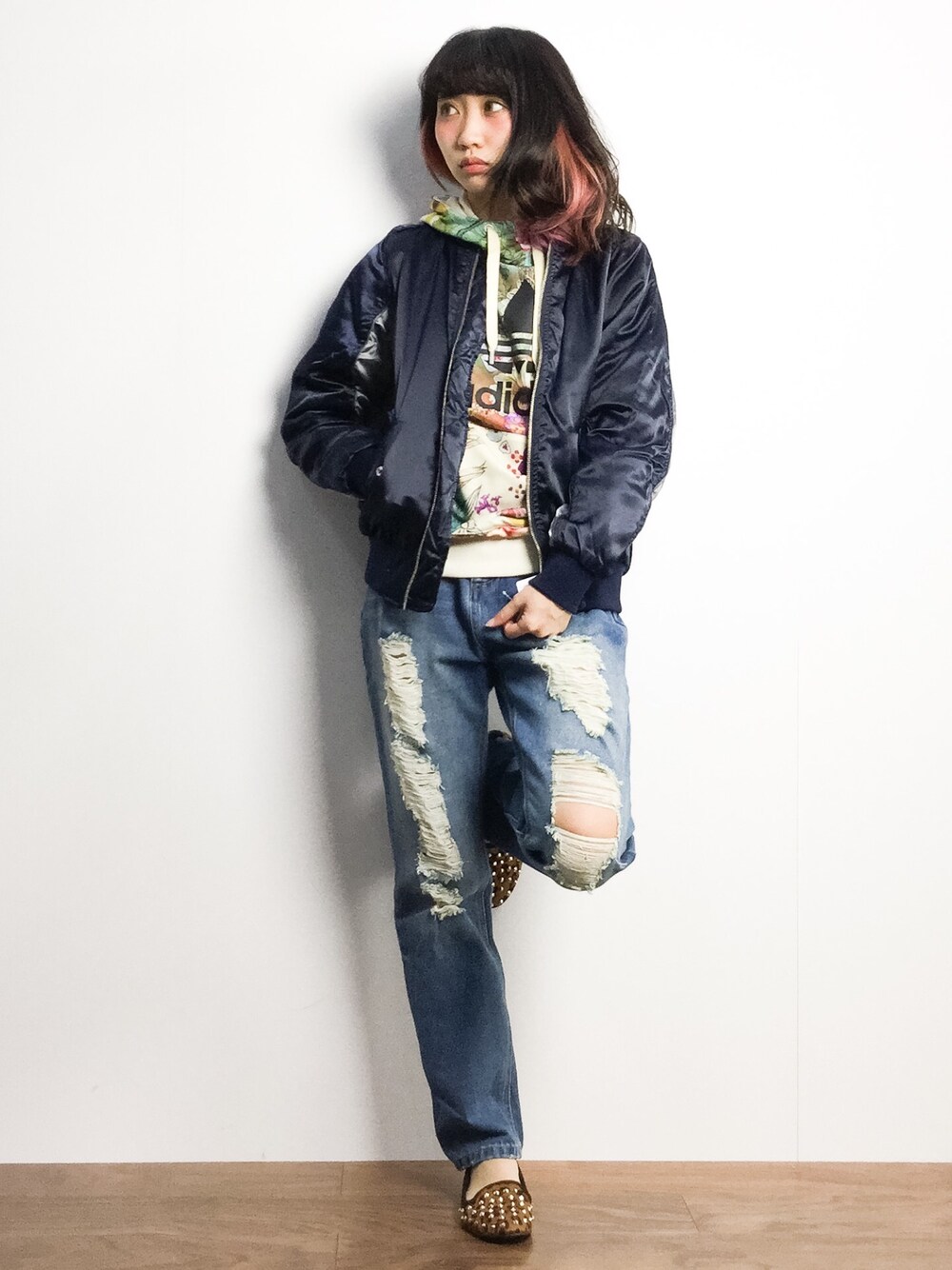 「ブルゾン、デニム、シンプル、パーカー、adidas、クラッシュデニム、スポーティ、クラッシュ、派手柄」｜「ROSE BUDのS-LJ-14102 BI-COLOR ZIP JACKET（ブルゾン、ブルー系）」を使った、椎名成美さん（レディース・160cm）の冬コーディネートの1枚目の写真