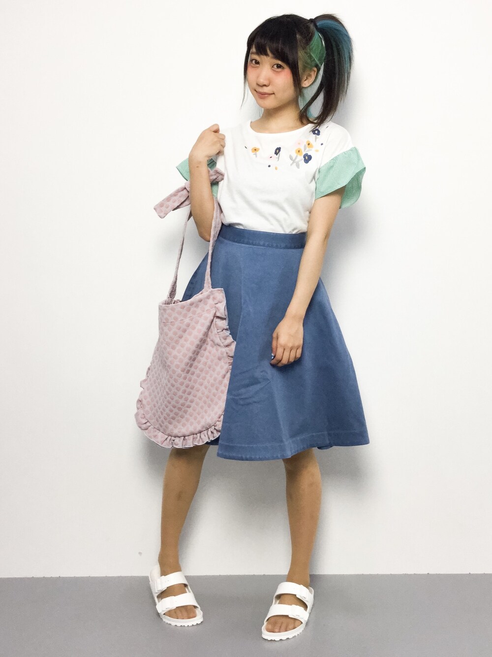 椎名成美さんの「フラワー刺繍ギャザー袖Tシャツ（POU DOU DOU）」を使ったコーディネート