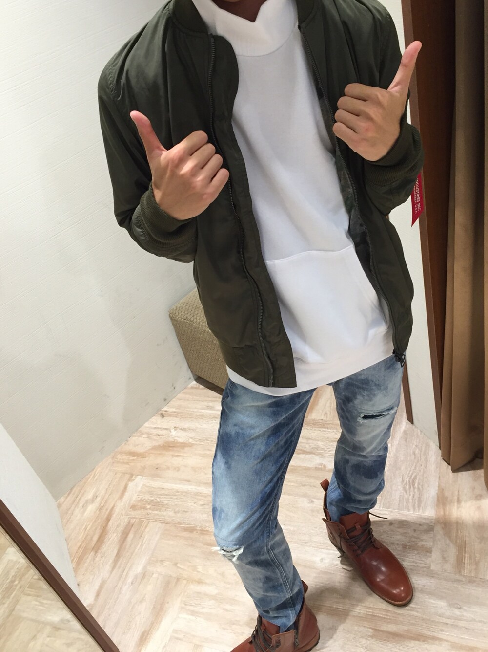 グリーン系のジャケット/アウター、ホワイト系のTシャツ/カットソー、ブルー系のデニムパンツを着用したメンズの秋コーディネートの1枚目の写真