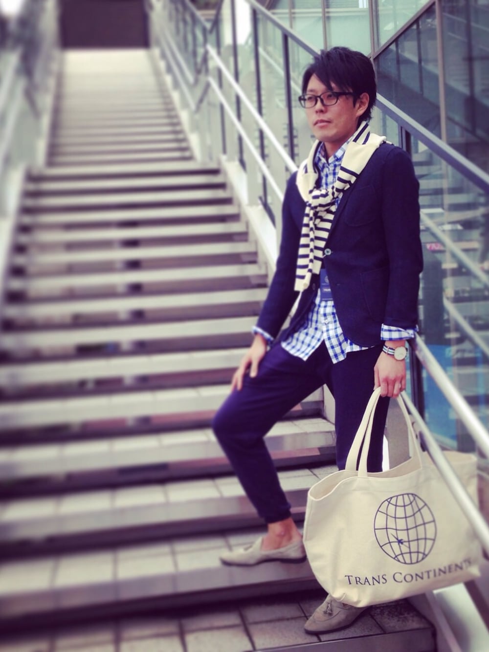 ブルー系のその他アウター、ホワイト系のニット/セーター、ブルー系のシャツ/ブラウスを着用したメンズの春コーディネートの1枚目の写真