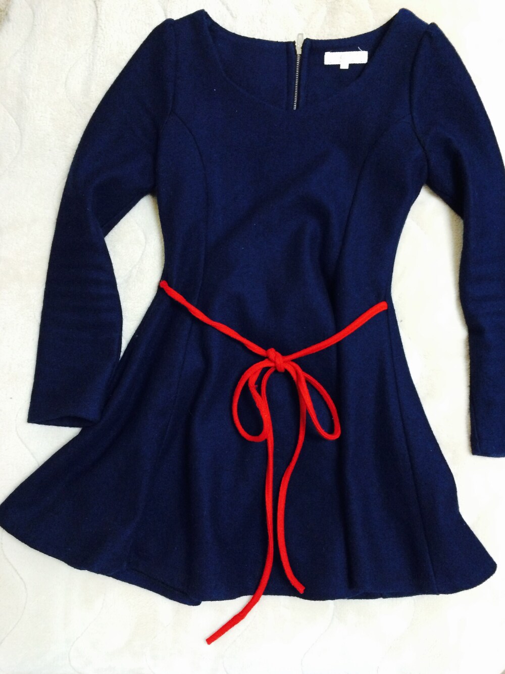 ブラック系のその他ヘアアクセサリー、ホワイト系のその他ヘアアクセサリーを着用したレディースの春コーディネートの1枚目の写真