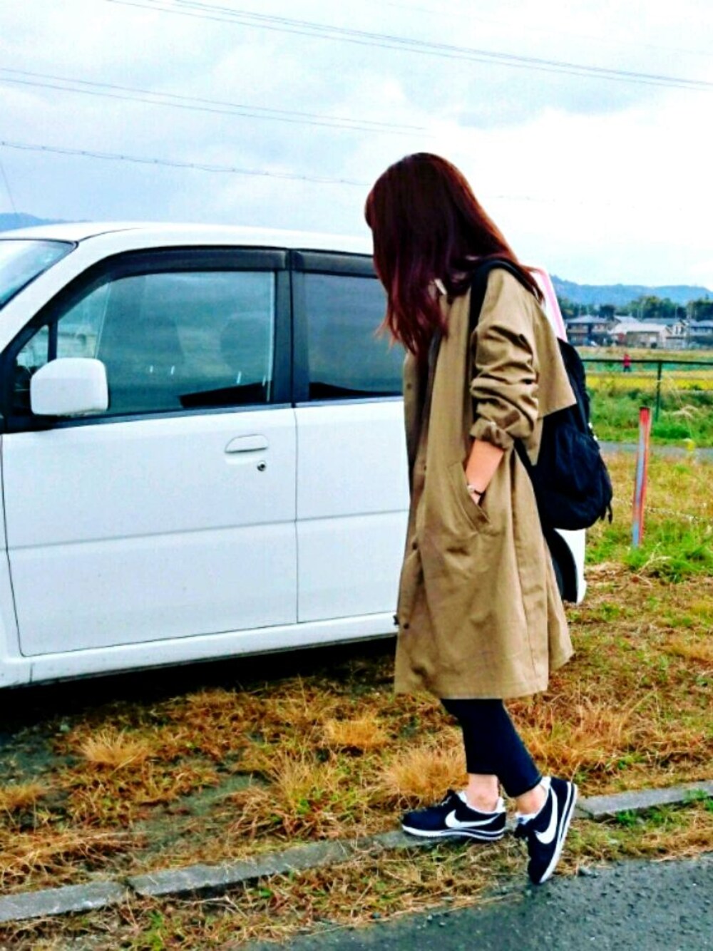 ベージュ系のその他アウター、ブラック系のスニーカー、ブラック系のバックパック/リュックを着用したレディースの秋コーディネートの1枚目の写真