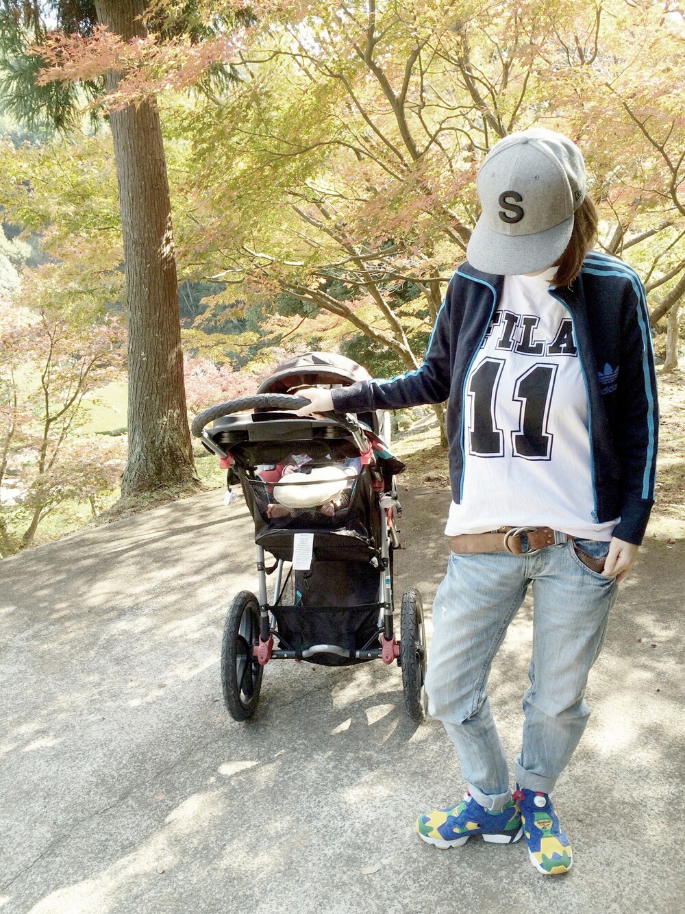 その他のスニーカー、ホワイト系のTシャツ/カットソー、ブルー系のジャージを着用したレディースの秋コーディネートの1枚目の写真