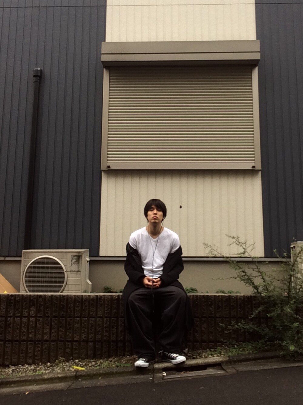 「TOKYO、下北沢、散歩」｜「Yohji Yamamotoのアイテム（ダウンジャケット/コート、ブラック系）」を使った、SAIさん（メンズ・179cm）の秋コーディネートの1枚目の写真