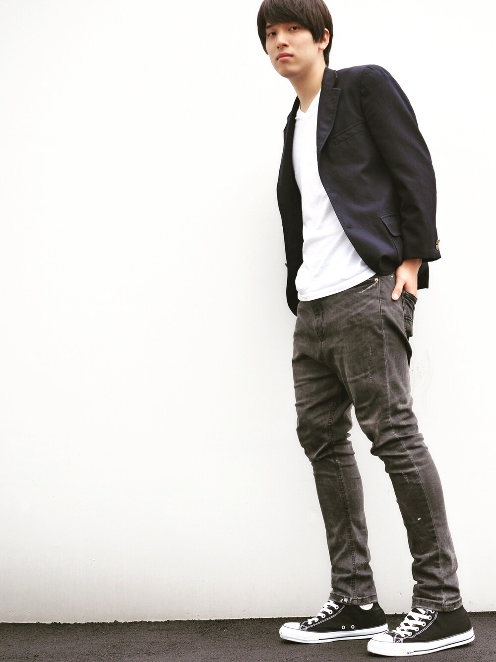 「TOKYO、NAKANO、fashion、snap、converse」｜「NEWYORKERのアイテム（テーラードジャケット、ブラック系）」を使った、SAIさん（メンズ・179cm）の秋コーディネートの1枚目の写真