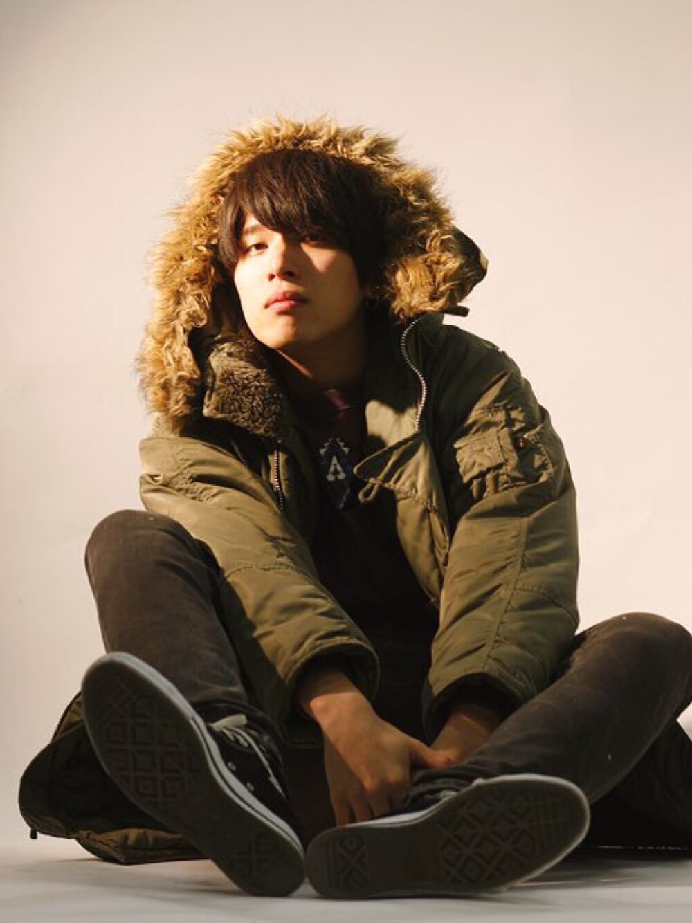 「東京、中野英雄、スタジオ、撮影、fashion、N3B、converse」｜「Alpha Industriesのアイテム（モッズコート、グリーン系）」を使った、SAIさん（メンズ・179cm）の冬コーディネートの1枚目の写真