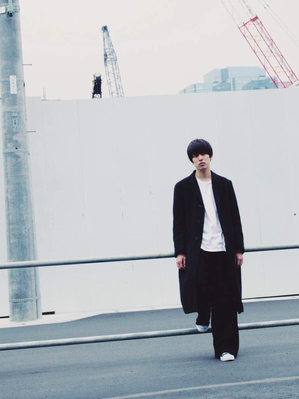 「東京、撮影、TOKYO、fashion」｜「Yohji Yamamotoのアイテム（ダウンジャケット/コート、ブラック系）」を使った、SAIさん（メンズ・179cm）の冬コーディネートの1枚目の写真