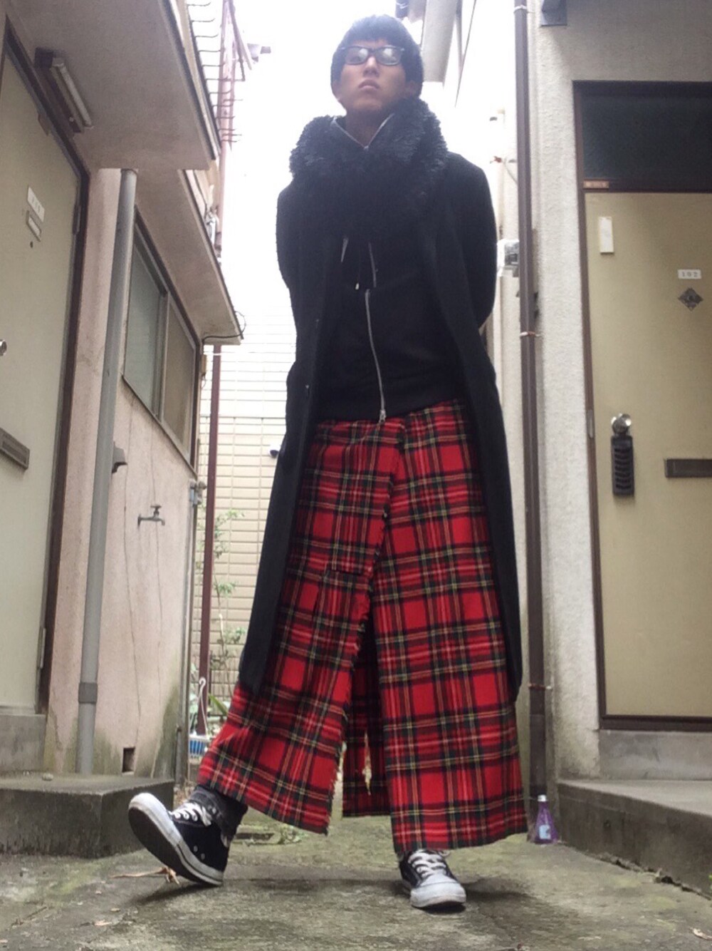 「東京、中野、一点物、TOKYO、NAKANO、ハンドメイド、fashion、コンバース」｜「roopのアイテム（スカート、レッド系）」を使った、SAIさん（メンズ・179cm）の冬コーディネートの1枚目の写真