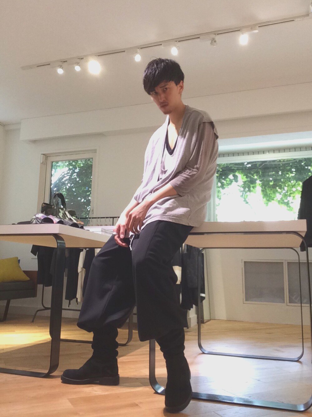 「東京、渋谷、selectshop、Japan、fashion、icon、PHENOMENON」｜「PHENOMENONのアイテム（カーディガン/ボレロ、グレー系）」を使った、SAIさん（メンズ・179cm）の春コーディネートの1枚目の写真