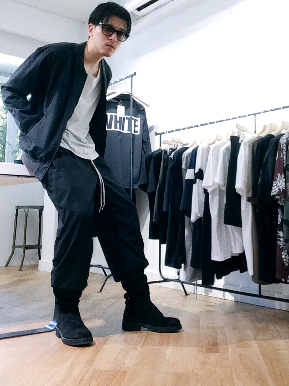 「日本、東京、表参道、神宮前、春、メッシュ、風強い」｜「Ray-Banのアイテム（サングラス、ブラック系）」を使った、SAIさん（メンズ・179cm）の春コーディネートの1枚目の写真