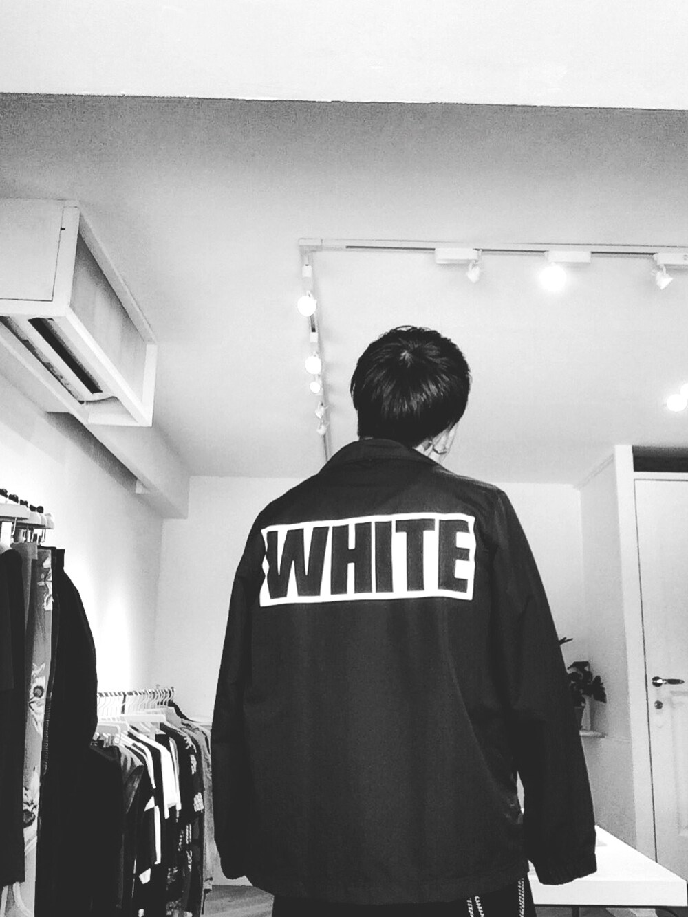 「春、日本、東京、whitemountaineering、白黒、モノクロ、ストリート、アウトドア、表参道」｜「WHITE MOUNTAINEERINGのアイテム（ナイロンジャケット、ブラック系）」を使った、SAIさん（メンズ・179cm）の春コーディネートの1枚目の写真