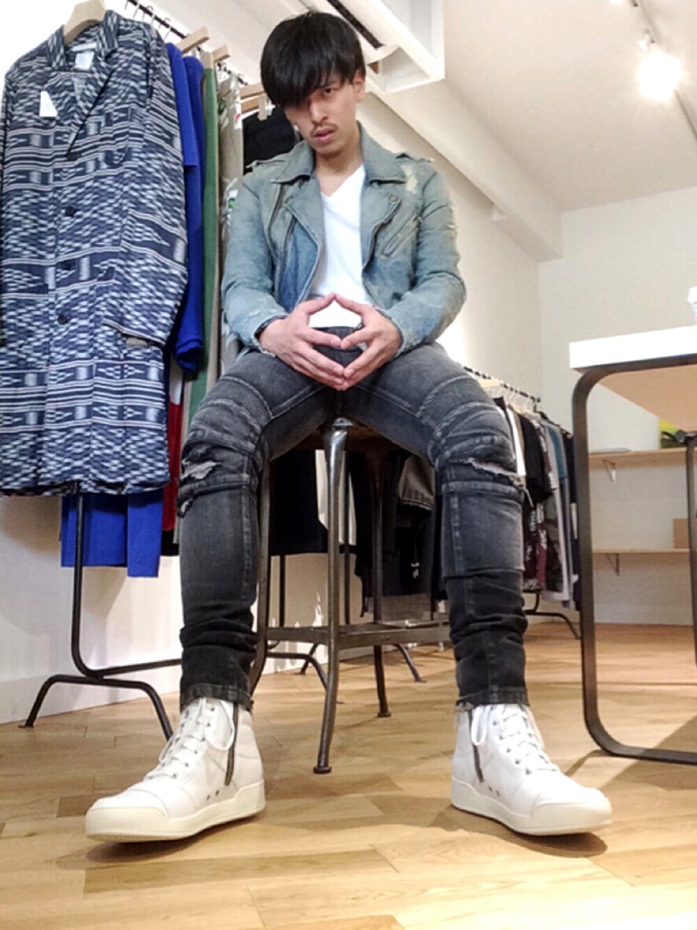 「渋谷、表参道、BALMAIN、三代目JSB、icon、春、カジュアル、モード、ストリート」｜「BALMAINのアイテム（ライダースジャケット、ブルー系）」を使った、SAIさん（メンズ・179cm）の春コーディネートの1枚目の写真
