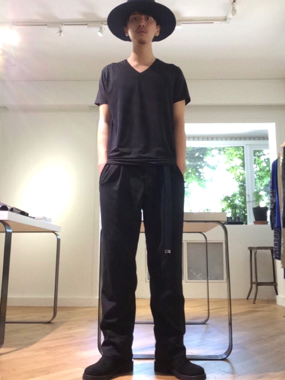 「渋谷、表参道、icon、fashion、TOKYO、春、原宿、モード」｜「Etudes Studioのアイテム（ハット、ブルー系）」を使った、SAIさん（メンズ・179cm）の春コーディネートの1枚目の写真