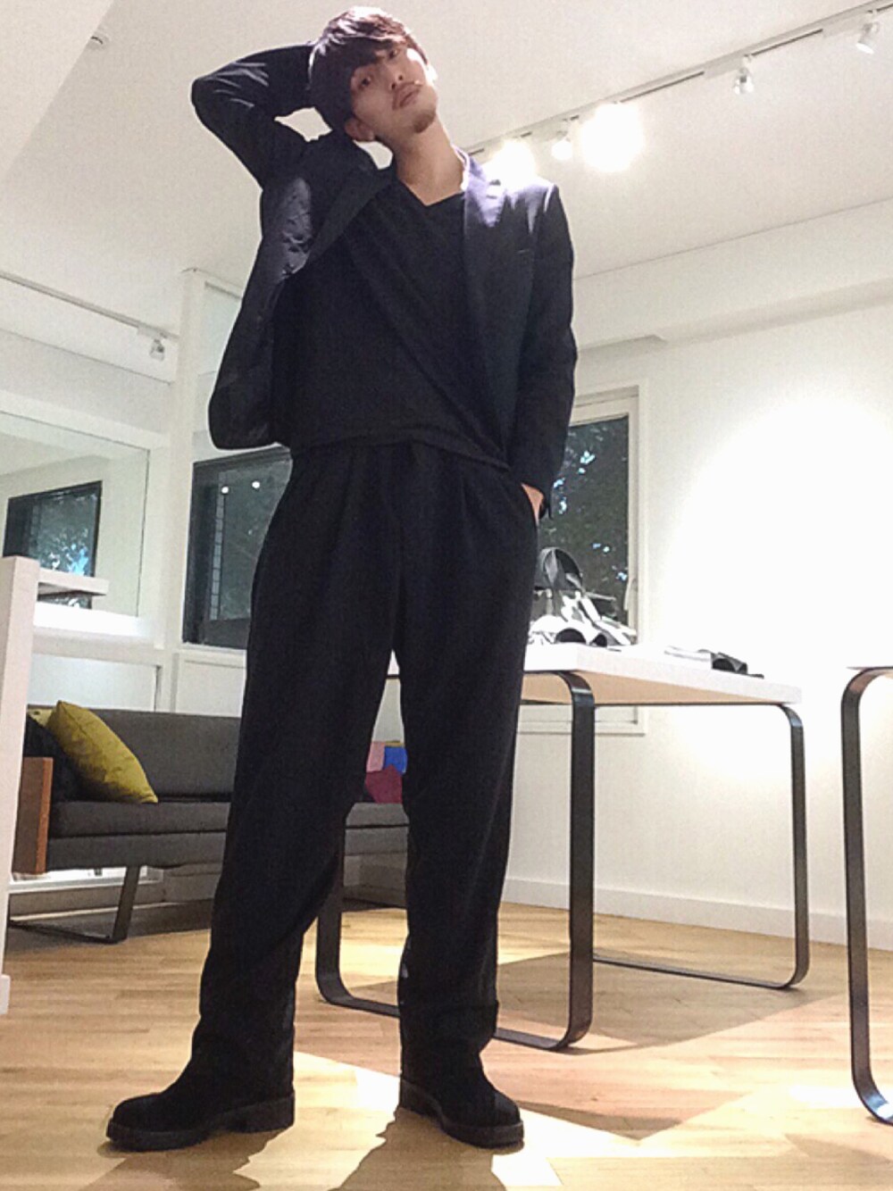 「東京、ブラック、表参道、渋谷、モード、シック、オールブラック、ヨウジヤマモト」｜「Yohji Yamamotoのアイテム（テーラードジャケット、ブラック系）」を使った、SAIさん（メンズ・179cm）の春コーディネートの1枚目の写真