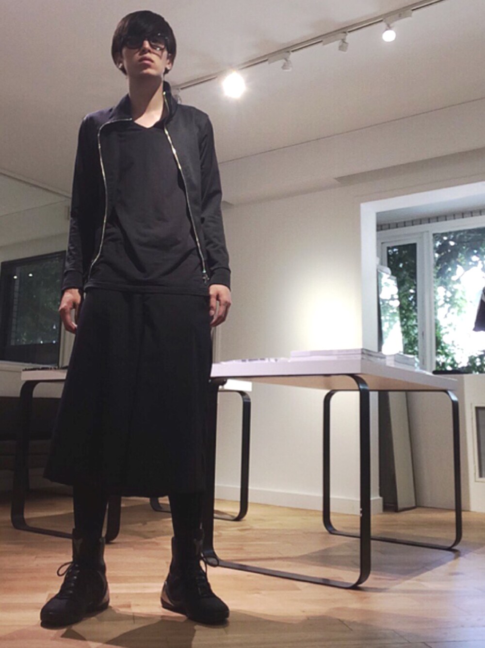 「東京、原宿、渋谷、セレクトショップ、オールブラック、wildfraulein71、シンプル、ハーフパンツ、黒」｜「JULIUSのアイテム（パーカー、ブラック系）」を使った、SAIさん（メンズ・179cm）の夏コーディネートの1枚目の写真