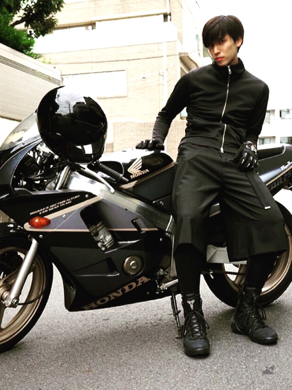 「東京、原宿、渋谷、ワイドパンツ、オールブラック、黒、バイク」｜「CBR250RRのアイテム（その他、ブラック系）」を使った、SAIさん（メンズ・179cm）の夏コーディネートの1枚目の写真