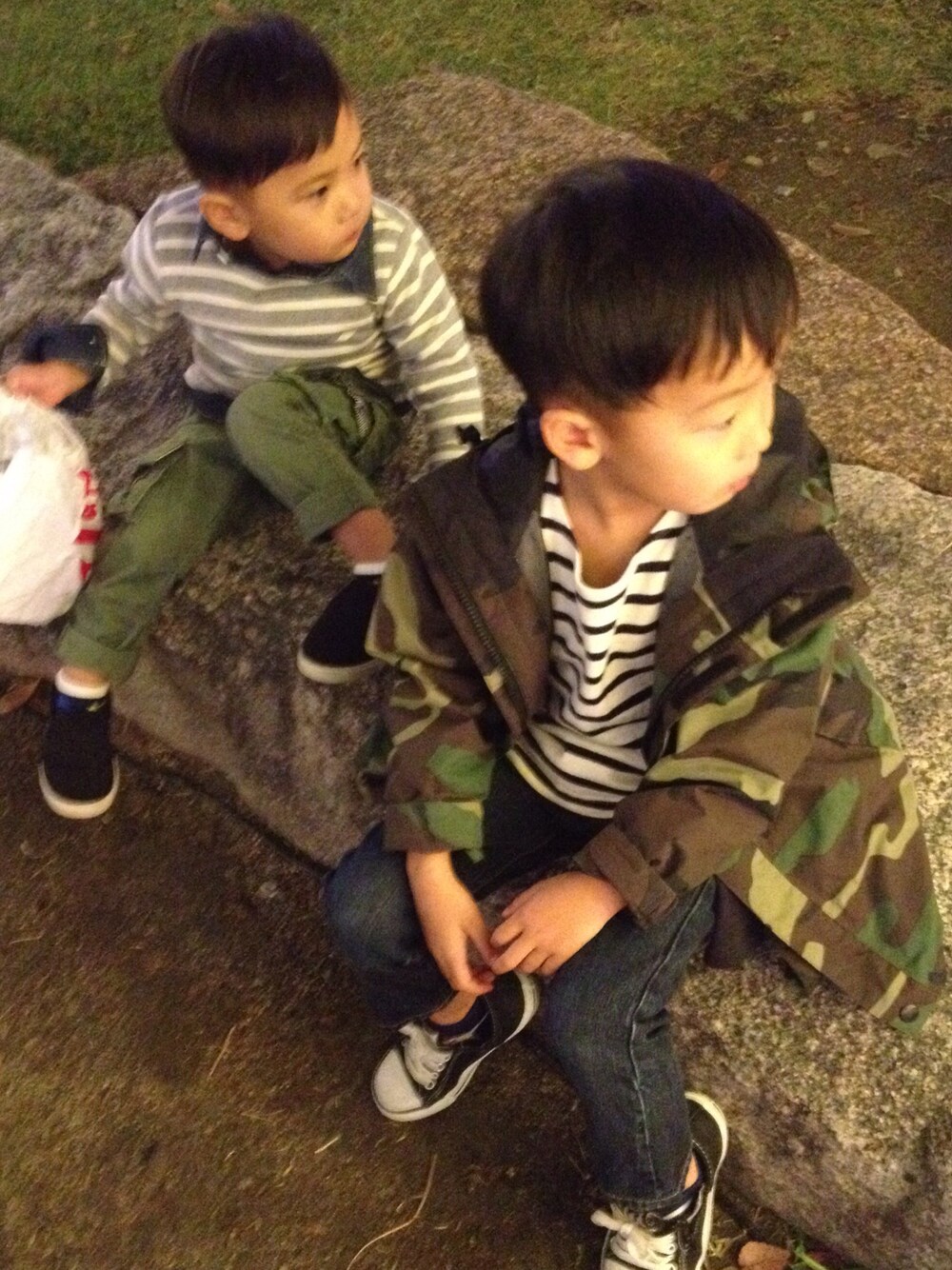 その他のナイロンジャケット、ブラック系のTシャツ/カットソー、グレー系のTシャツ/カットソーを着用したキッズの秋コーディネートの1枚目の写真