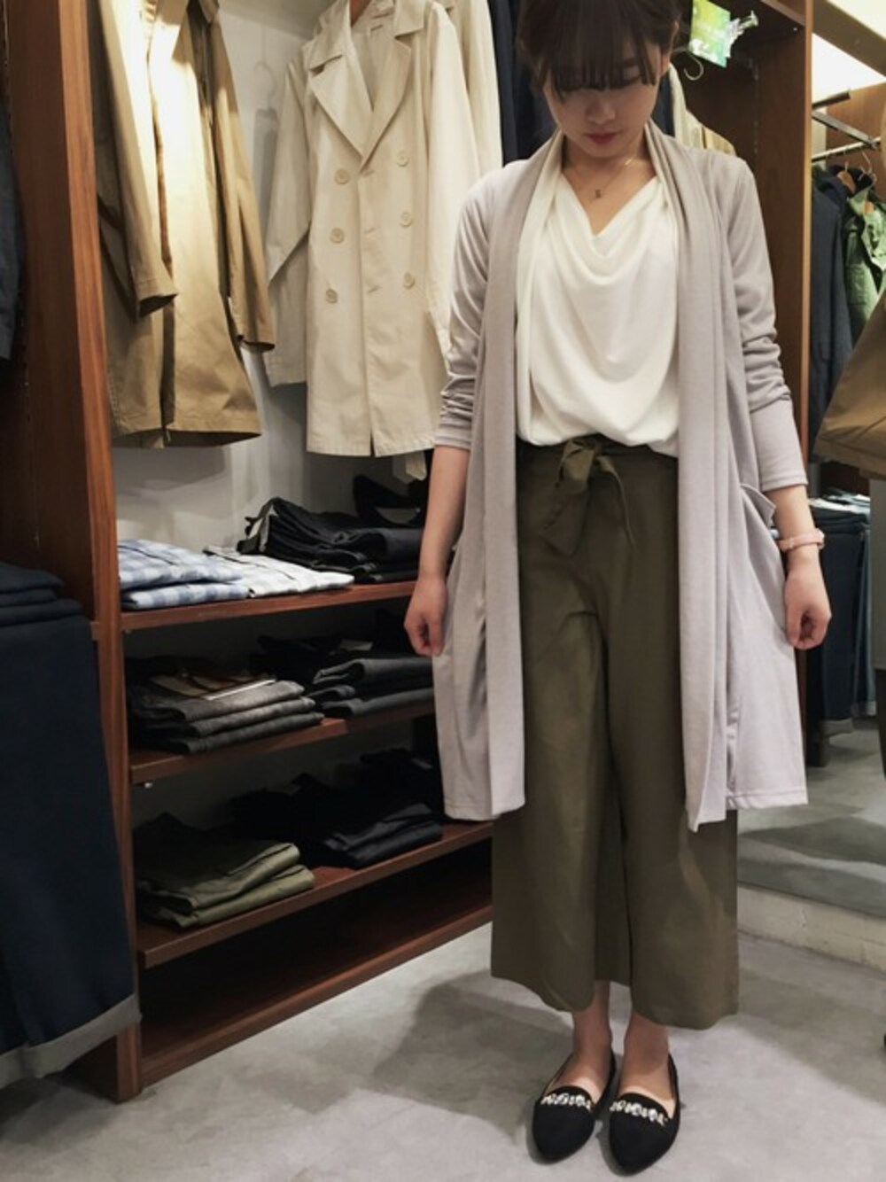 「hvc femmeのhvc femme / カバーリングロングカーディガン			（カーディガン/ボレロ、グレー系）」を使った、HVC武蔵小山店さん（レディース・158cm）の春コーディネートの1枚目の写真