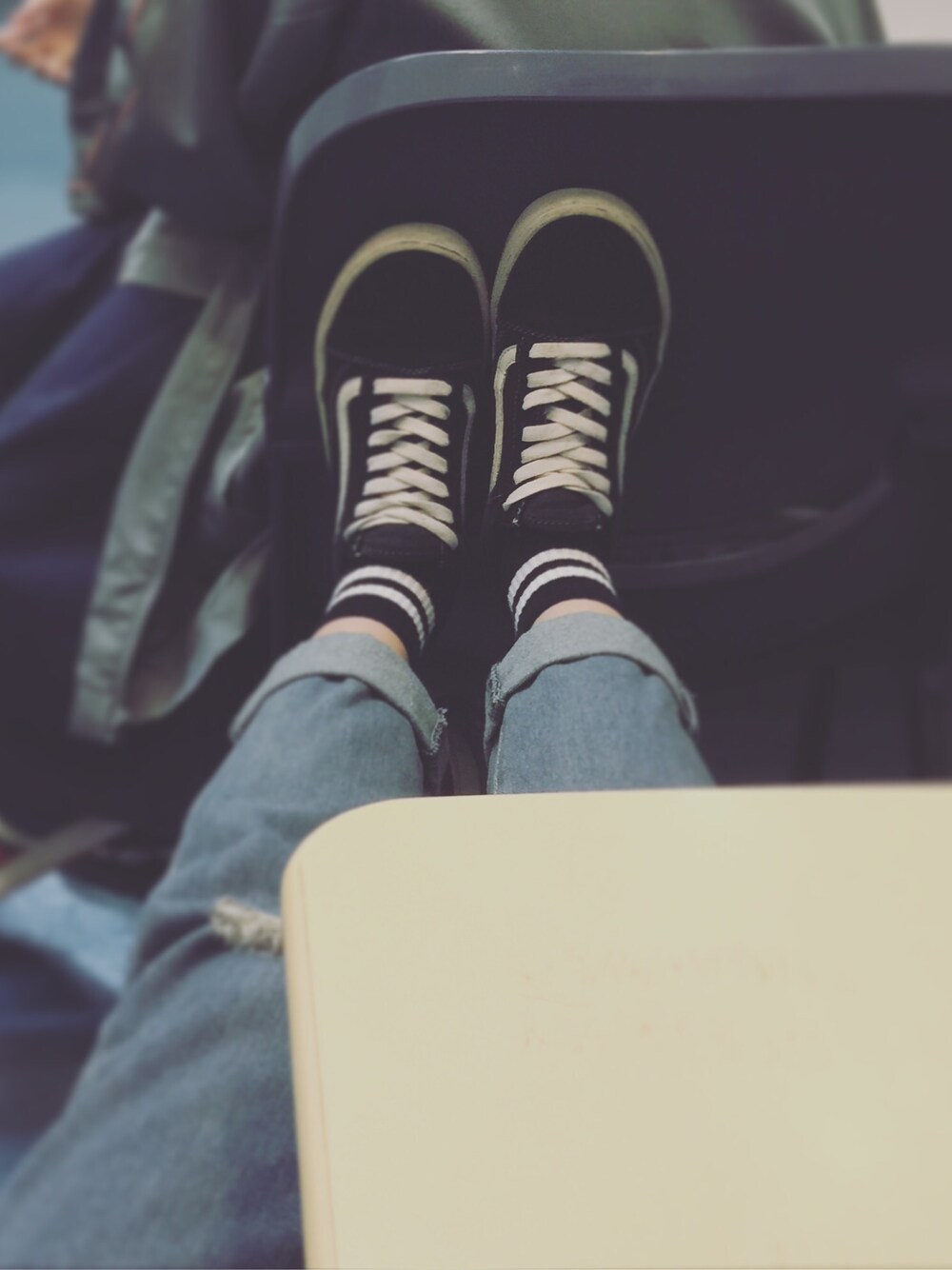 「VANSのアイテム（その他シューズ、ブラック系）」を使った、cherryleungさん（レディース・160cm）の秋コーディネートの1枚目の写真