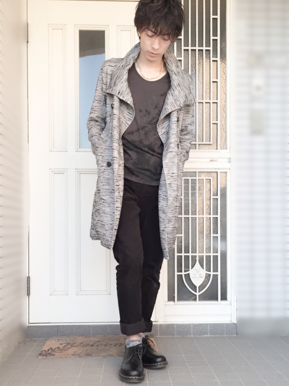 グレー系のTシャツ/カットソー、ブラック系のその他シューズ、グレー系のジャケット/アウターを着用したメンズの秋コーディネートの1枚目の写真