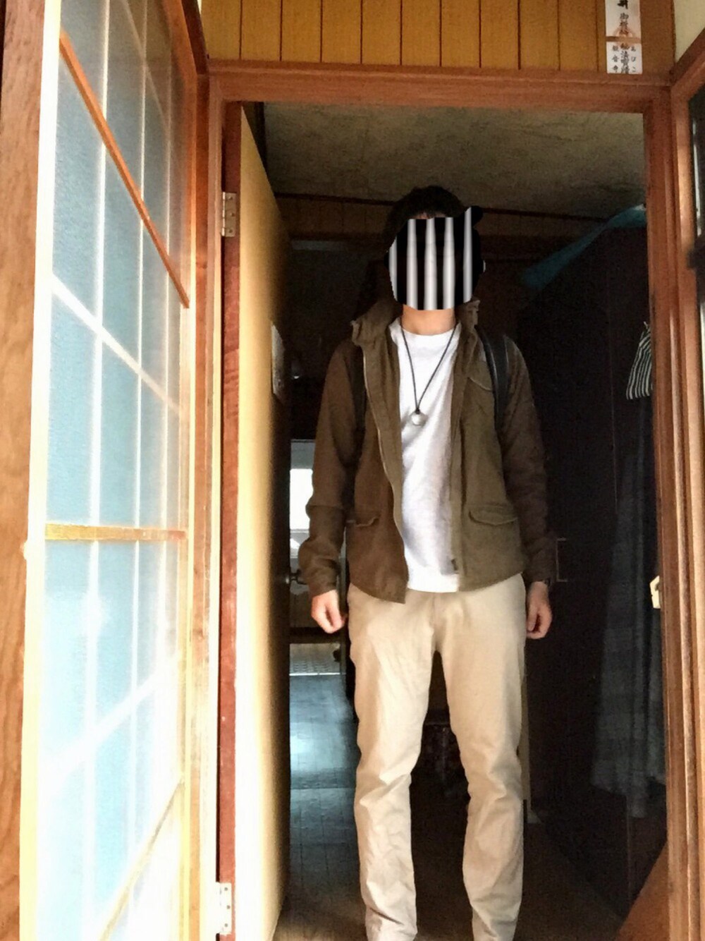 グリーン系のミリタリージャケット、ホワイト系のTシャツ/カットソー、ブラウン系のシューズを着用したメンズの春コーディネートの1枚目の写真