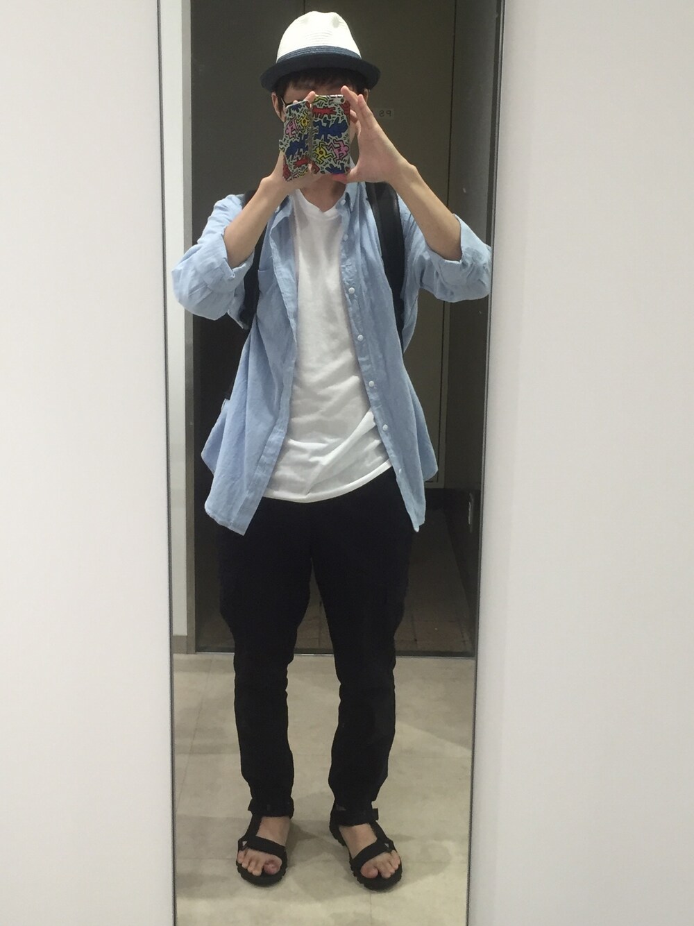 ホワイト系のTシャツ/カットソー、ブルー系のトップス、ブラック系のパンツを着用したメンズの夏コーディネートの1枚目の写真