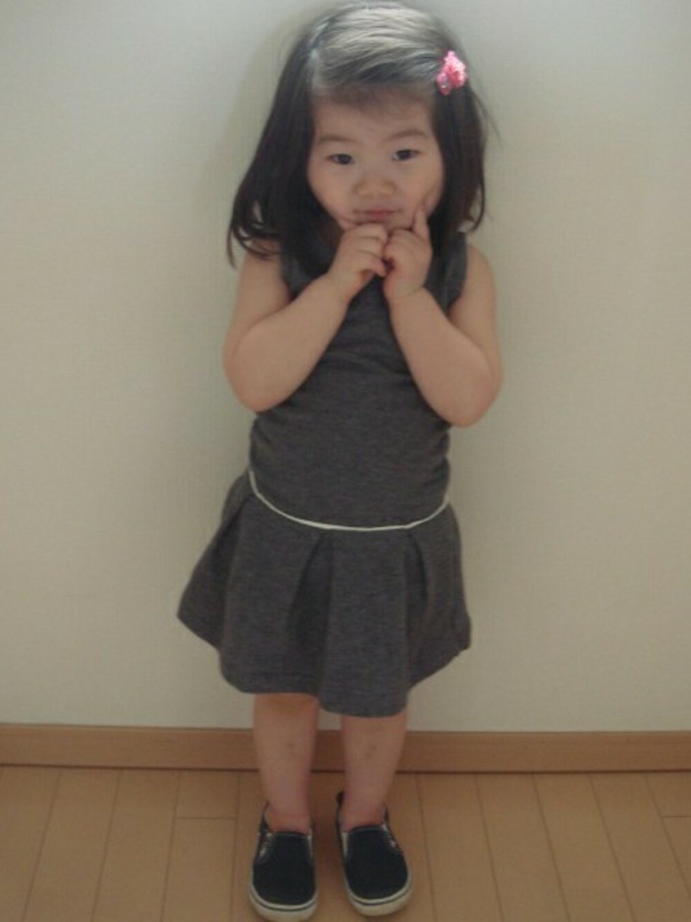 「JOURNAL STANDARD relumeの☆JOURNAL STANDARD relume KIDS: スウェットワンピース #（ワンピース、グレー系）」を使った、JOURNAL STANDARD relume KIDSさん（キッズ・95cm）の春コーディネートの1枚目の写真