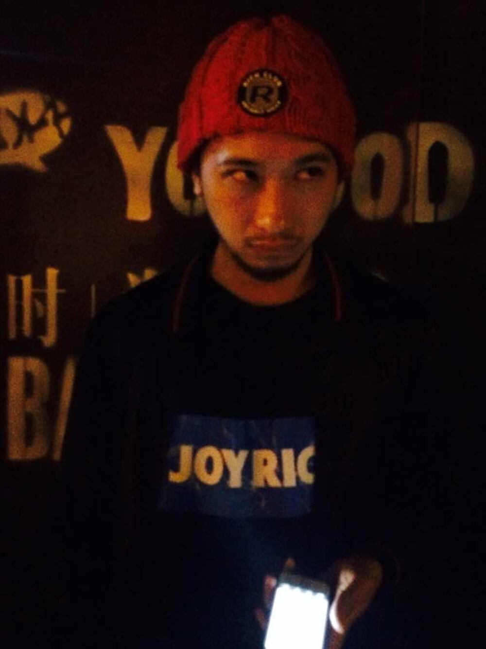 「JOYRICH」｜「JOYRICHのRich Club Patch Beanie（ニットキャップ/ビーニー、レッド系）」を使った、江穎さん（メンズ・173cm）の秋コーディネートの1枚目の写真