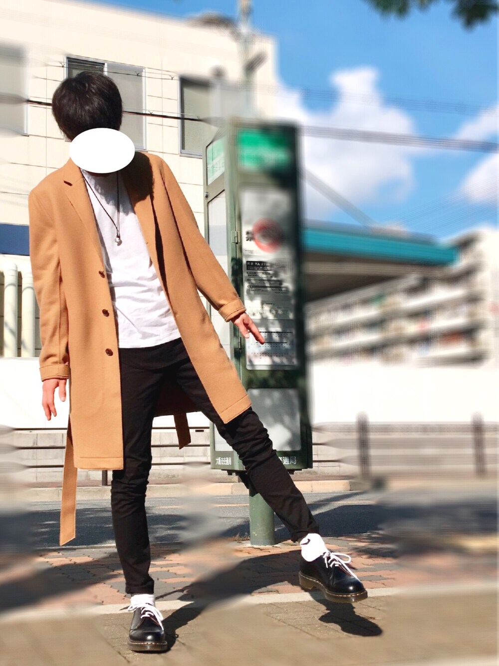 「シンプルコーデ、秋、白Tシャツ、革靴、コート」｜「EDIFICEのアイテム（チェスターコート、ベージュ系）」を使った、Å.さん（メンズ・172cm）の秋コーディネートの1枚目の写真
