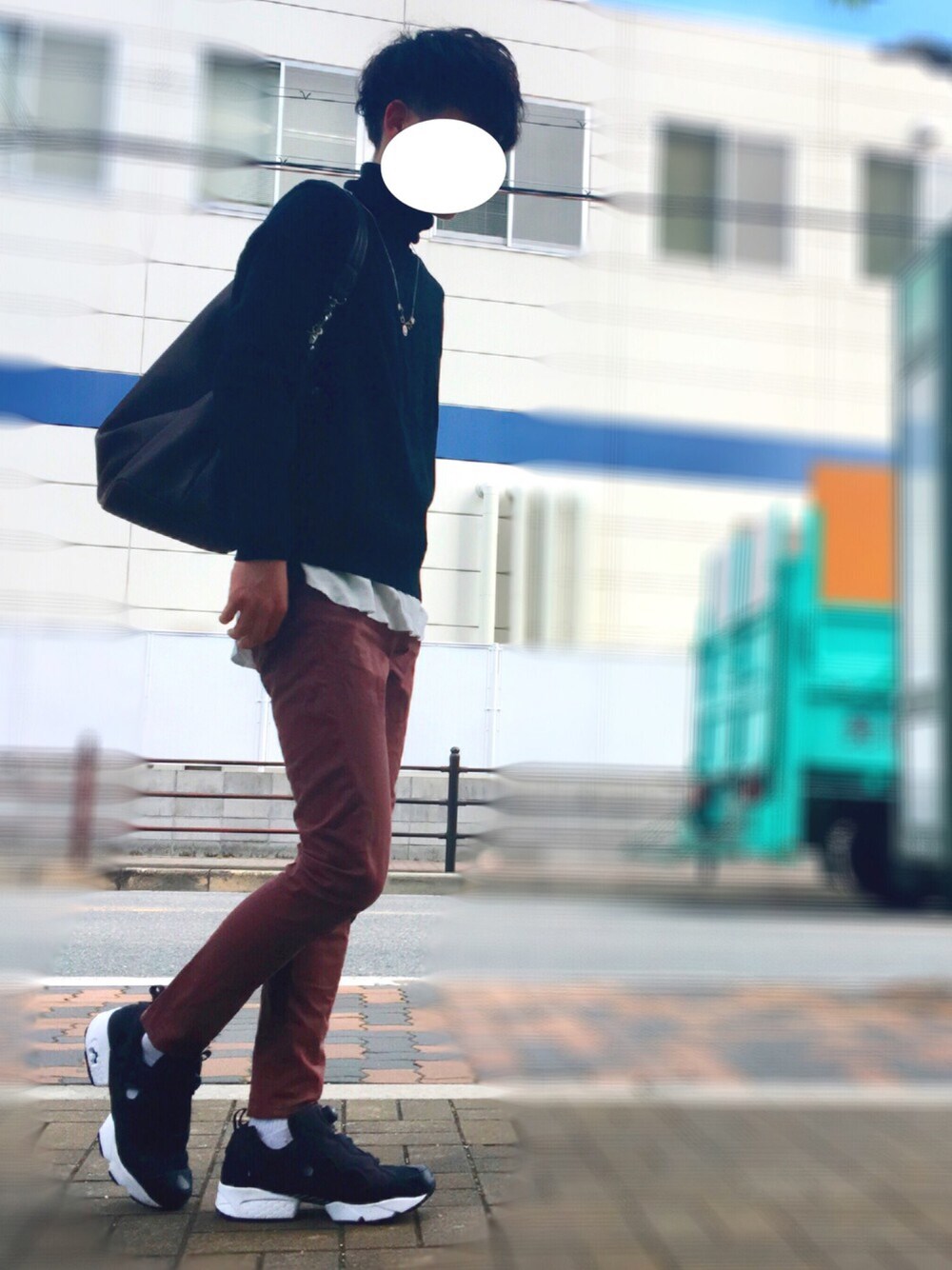 「秋、シンプルコーデ、黒、ニット、ハイネック、タートルネック」｜「WRAPINKNOTの【WRAPINKNOT】別注奇跡のタートルネック（ニット/セーター、ブラック系）」を使った、Å.さん（メンズ・172cm）の秋コーディネートの1枚目の写真