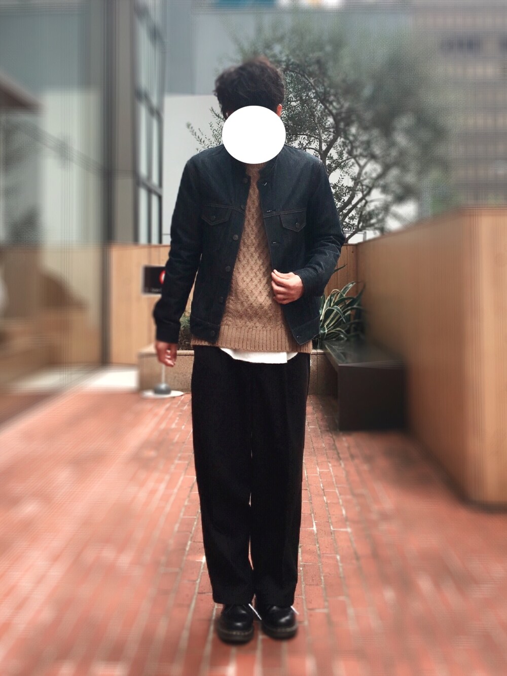 「秋のコーデ、デニムジャケット、Gジャン、ニット、ワイドパンツ」｜「NANO universeのバンドカラーヴィンテージGジャン（デニムジャケット、ブルー系）」を使った、Å.さん（メンズ・172cm）の秋コーディネートの1枚目の写真