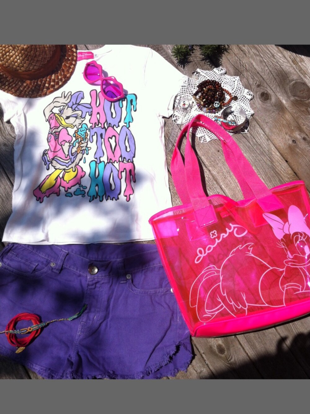 「クリアバッグ、ショートパンツ、summer、お気に入りのTシャツ、beach、ディズニーコーデ、ディズニーランド、キャラT、ディズニーシー、テーマパーク」｜「disney♡（Tシャツ/カットソー、ホワイト系）」を使った、きこりんごさん（レディース・158cm）の春コーディネートの1枚目の写真