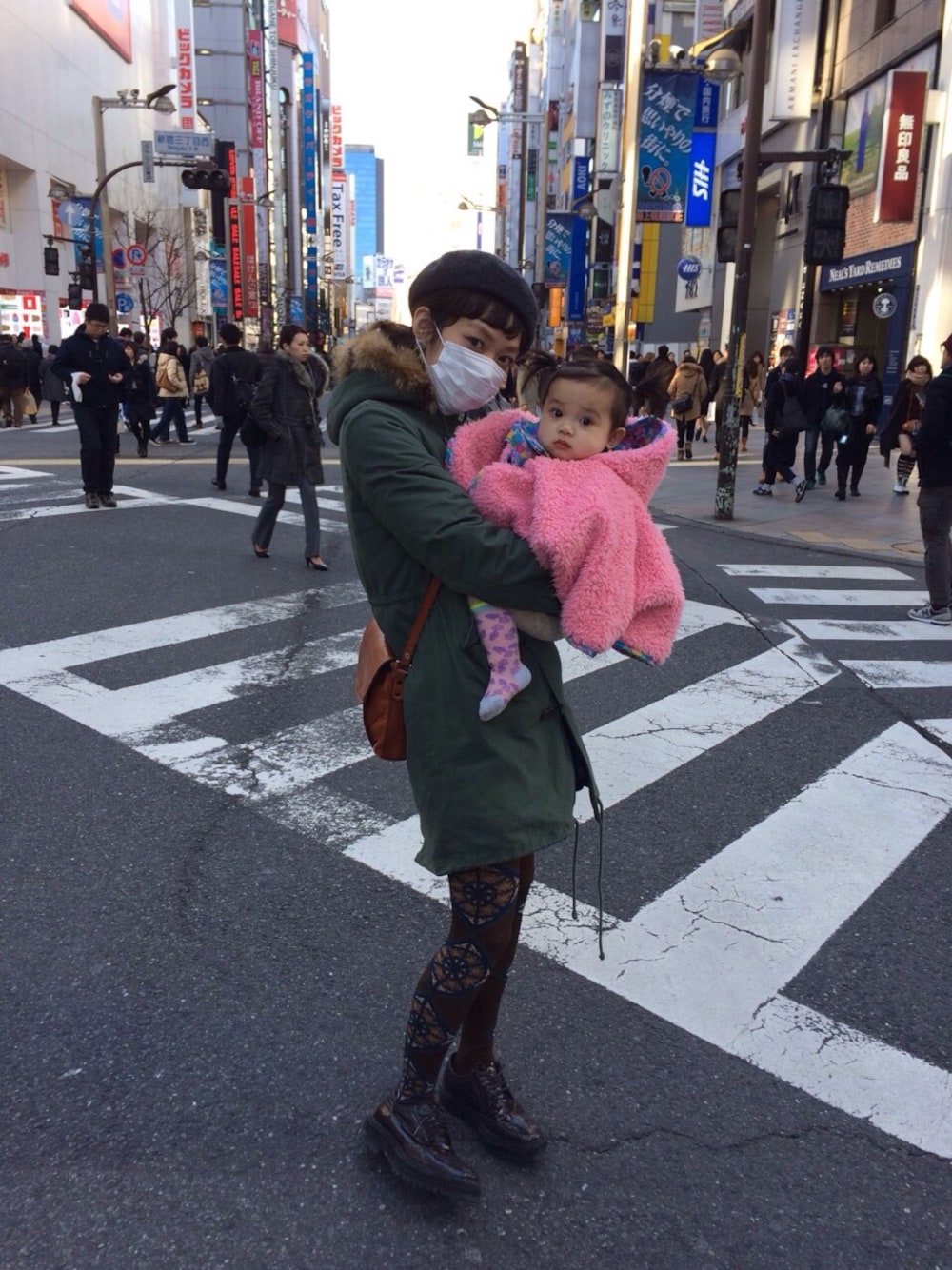 「新宿、ママコーデ、親子コーデ、fafa、ミリタリー、grimoire、grimoire almadel、マスク、ヴィンテージ、東京」｜「NOMINEのアイテム（ハンチング/ベレー帽、グレー系）」を使った、◯まい◯さん（レディース・168cm）の冬コーディネートの1枚目の写真